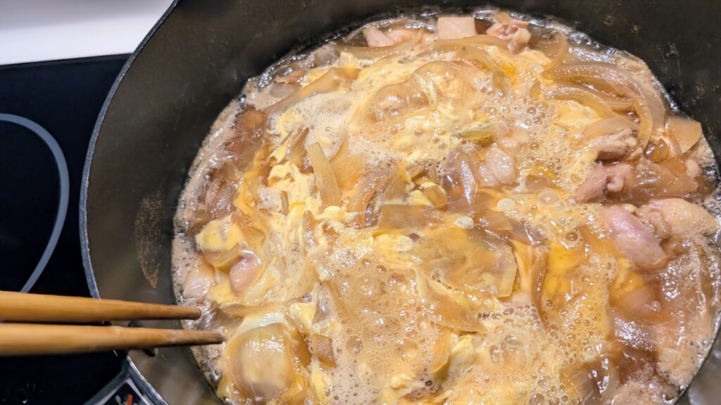adding eggs to dashi broth for halal oyakodon step by step